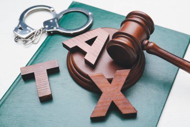 Yargıç tokmağı ve beyaz arkaplan üzerine kitabı olan Kelime Vergisi