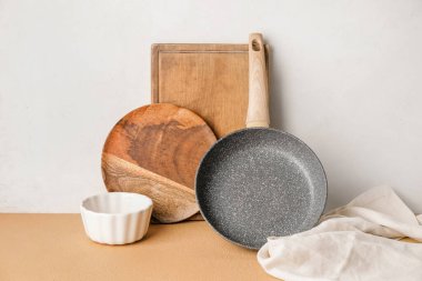 Işık arkaplanındaki mutfak gereçleri