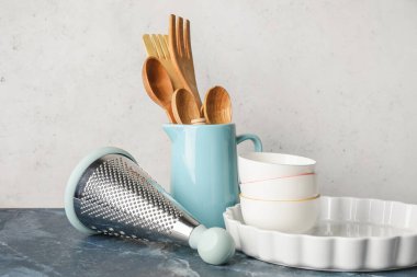 Işık arkaplanındaki mutfak gereçleri