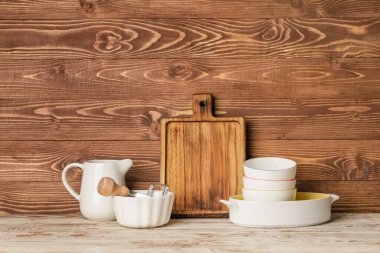 Ahşap arka planda mutfak gereçleri