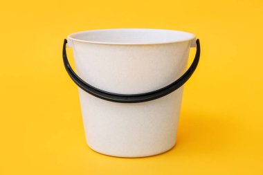 Renk arkaplanındaki plastik kova