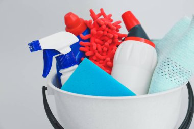 Hafif arka planda temizlik malzemeleri seti, yakın plan