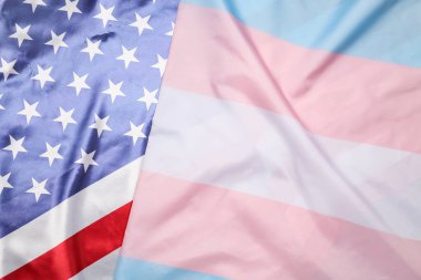 Transeksüel ve ABD bayrakları arka planda
