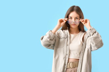 Gözlük takan genç bir kadın.