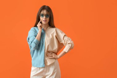 Renkli güneş gözlüklü güzel bir genç kadın.