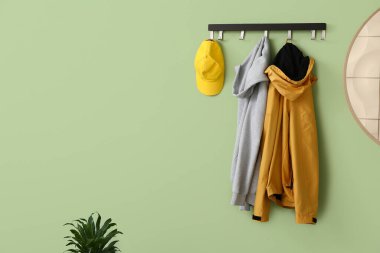 Koridordaki duvarda şık kıyafetler asılı.