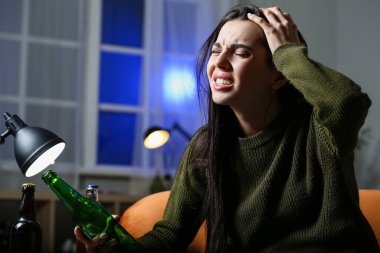 Akşamları evde sarhoş genç bir kadın. Alkol bağımlılığı kavramı