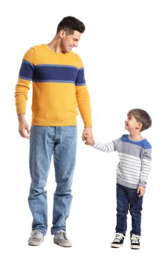 Mutlu baba ve küçük oğlu beyaz arka planda