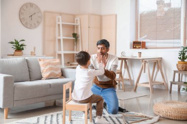 Mutlu baba ve küçük oğlu evde