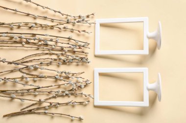 Renk arkaplanındaki söğüt dalları ve çerçeveler