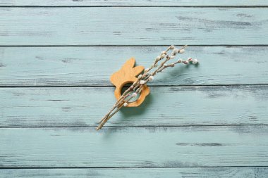 Söğüt dalları ve ahşap arka planda ahşap tavşan