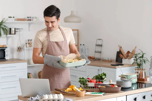 Young Man Baking Dish Using Laptop Kitchen — Stock Photo, Image