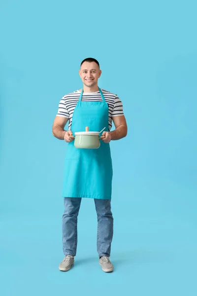 Junger Mann Mit Kochtopf Auf Farbigem Hintergrund — Stockfoto