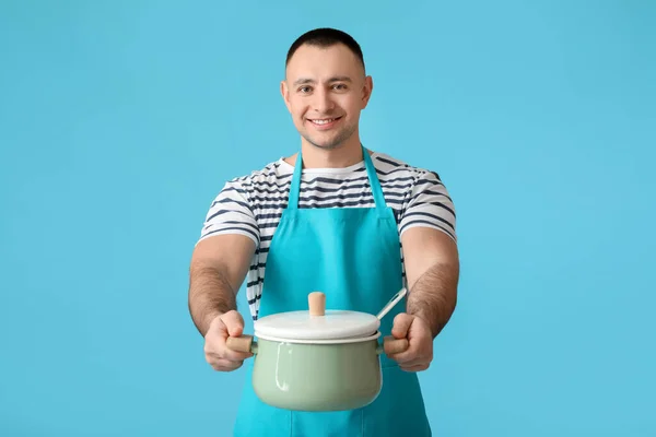 Junger Mann Mit Kochtopf Auf Farbigem Hintergrund — Stockfoto