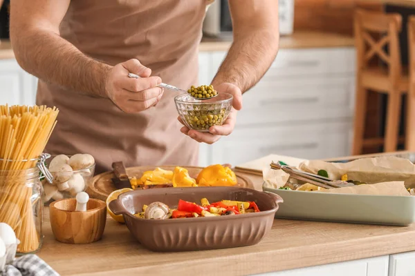 Young Man Cooking Kitchen — Stock Photo, Image