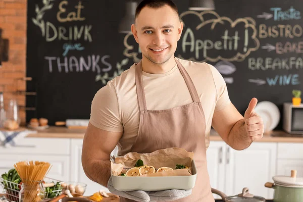 Junger Mann Mit Backform Zeigt Daumen Nach Oben Küche — Stockfoto