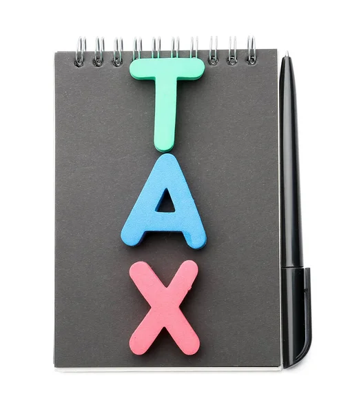 白色背景的带有笔记本电脑和钢笔的单词Tax — 图库照片