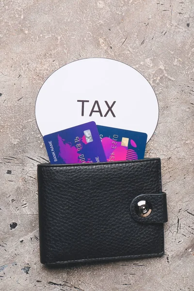 Word Tax Mit Brieftasche Und Kreditkarten Auf Grunge Hintergrund — Stockfoto