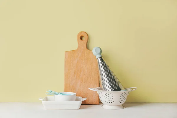 色の背景に台所用品のセット — ストック写真