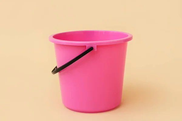 Пластиковое Ведро Цветном Фоне — стоковое фото