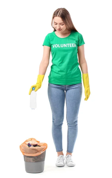 Voluntário Feminino Jogando Lixo Lixo Bin Fundo Branco — Fotografia de Stock