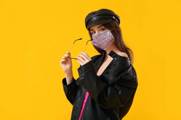 Fashionabla Ung Kvinna Bär Mask Färg Bakgrund — Stockfoto