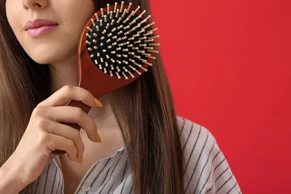 Hermosa Mujer Joven Con Cepillo Pelo Sobre Fondo Color — Foto de Stock