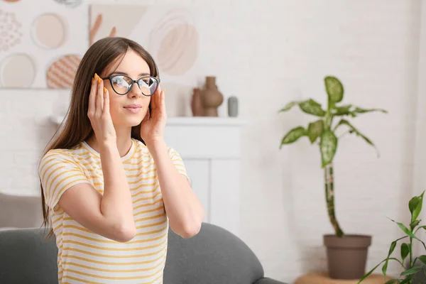 Young Woman Wearing Eyeglasses Home — Stock Photo, Image