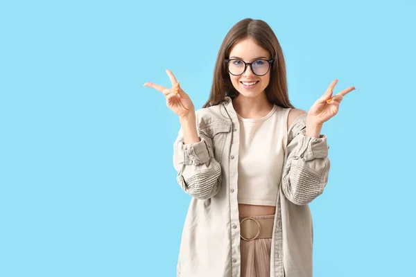 Young Woman Wearing Eyeglasses Showing Victory Gesture Color Background — Stock Photo, Image