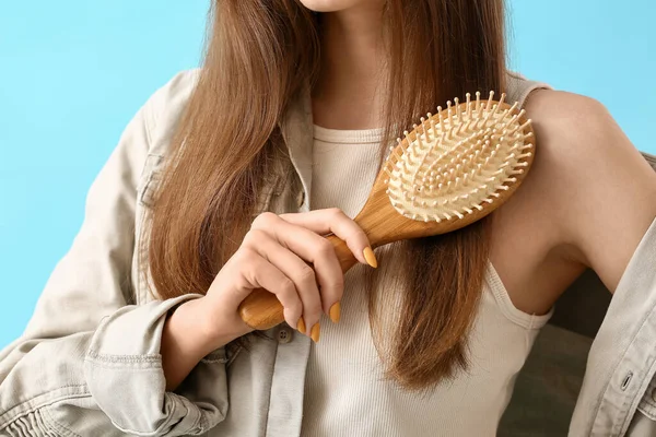 Bella Giovane Donna Con Spazzola Capelli Sfondo Colore — Foto Stock