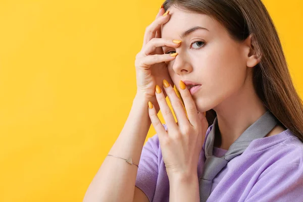 Junge Frau Mit Schöner Maniküre Auf Farbigem Hintergrund — Stockfoto