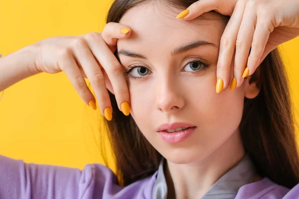 Młoda Kobieta Pięknym Manicure Tle Koloru — Zdjęcie stockowe