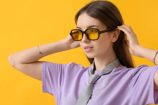 Bella Giovane Donna Con Eleganti Occhiali Sole Sfondo Colore — Foto Stock