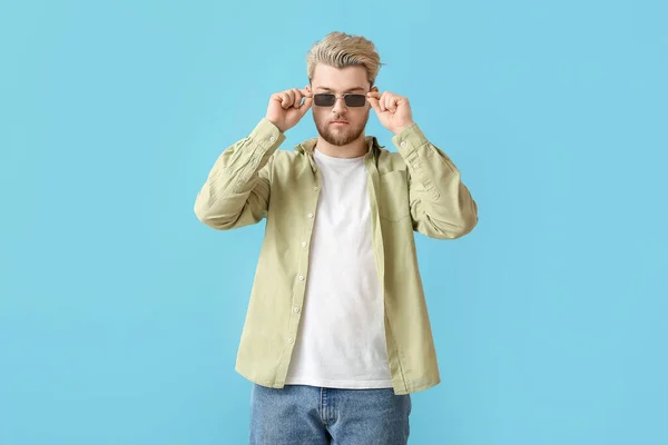 Ung Man Med Snygga Solglasögon Färg Bakgrund — Stockfoto