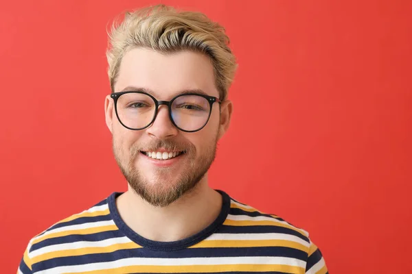 Νεαρός Άνδρας Που Φοράει Γυαλιά Στο Φόντο Του Χρώματος — Φωτογραφία Αρχείου