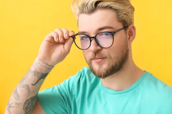 Giovane Uomo Che Indossa Occhiali Sfondo Colore — Foto Stock