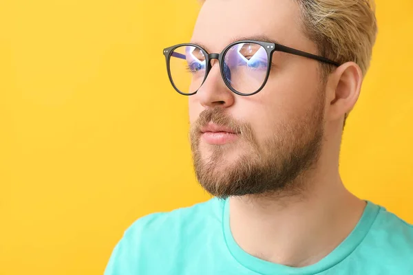 Joven Con Anteojos Fondo Color —  Fotos de Stock