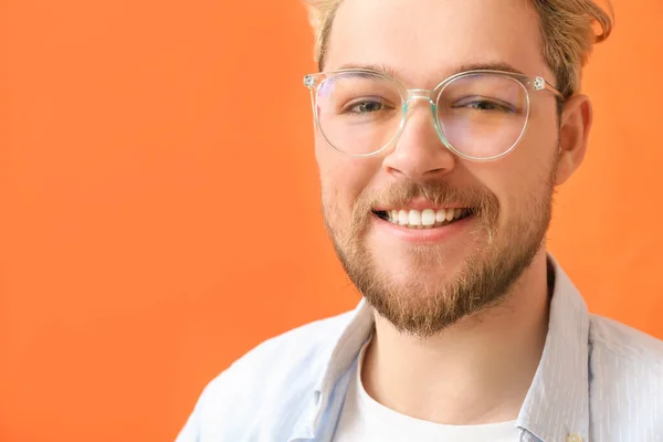 Νεαρός Άνδρας Που Φοράει Γυαλιά Στο Φόντο Του Χρώματος — Φωτογραφία Αρχείου