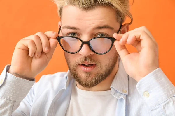 Giovane Uomo Che Indossa Occhiali Sfondo Colore — Foto Stock