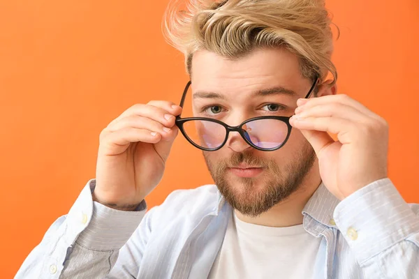 Joven Con Anteojos Fondo Color —  Fotos de Stock