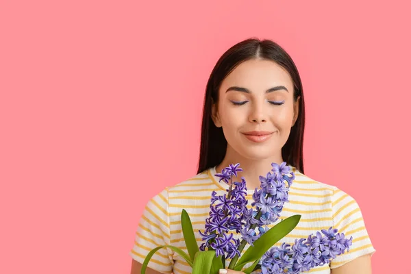 Vacker Ung Kvinna Med Hyacint Blommor Färg Bakgrund — Stockfoto