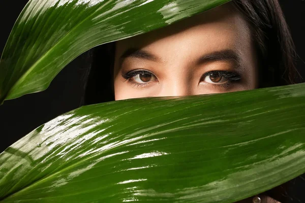 Bella Donna Asiatica Con Foglie Tropicali Sfondo Scuro — Foto Stock