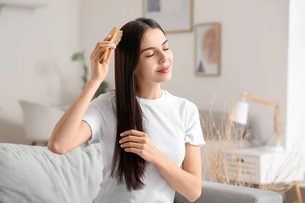 Schöne Junge Frau Beim Haareputzen Hause — Stockfoto