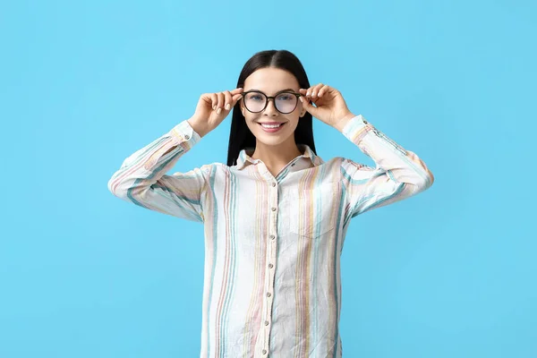 Vacker Ung Kvinna Bär Glasögon Färg Bakgrund — Stockfoto
