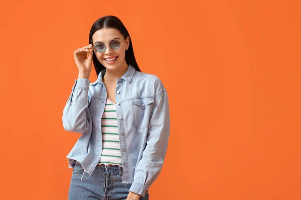 Schöne Junge Frau Trägt Stylische Sonnenbrille Auf Farbigem Hintergrund — Stockfoto