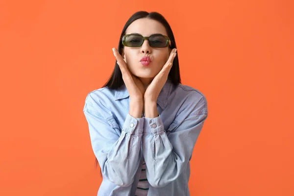 Mulher Bonita Usando Óculos Sol Elegantes Fundo Cor — Fotografia de Stock