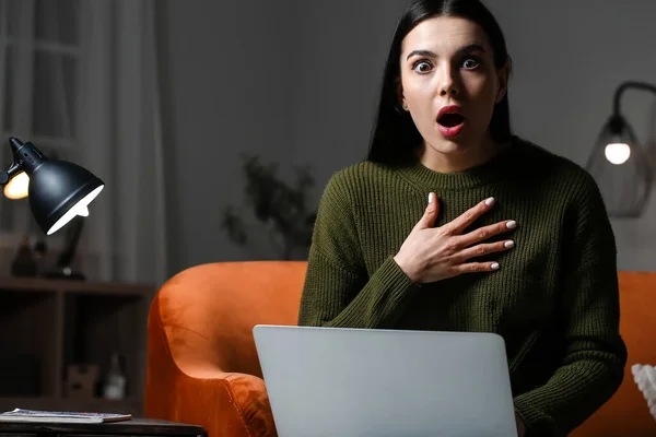 Шокированная Молодая Женщина Ноутбуком Дома Поздно Вечером Концепция Зависимости — стоковое фото