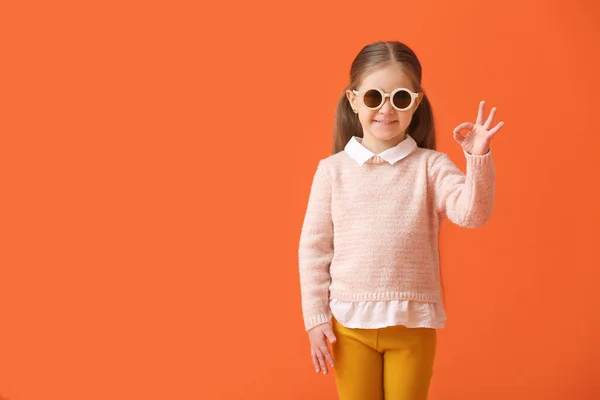 Menina Bonito Vestindo Óculos Sol Elegantes Mostrando Fundo Cor — Fotografia de Stock