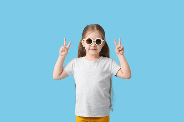 Cute Little Girl Wearing Stylish Sunglasses Showing Victory Gesture Color — Stock Photo, Image