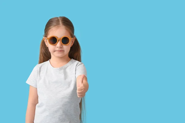 Cute Little Girl Wearing Stylish Sunglasses Showing Thumb Color Background — Stock Photo, Image